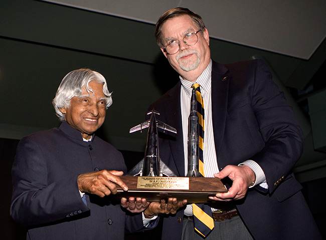 NSS Chairman Mark Hopkins presents Dr. Kalam with the NSS Von Braun award for leading India into space and for being a global leader in space development.